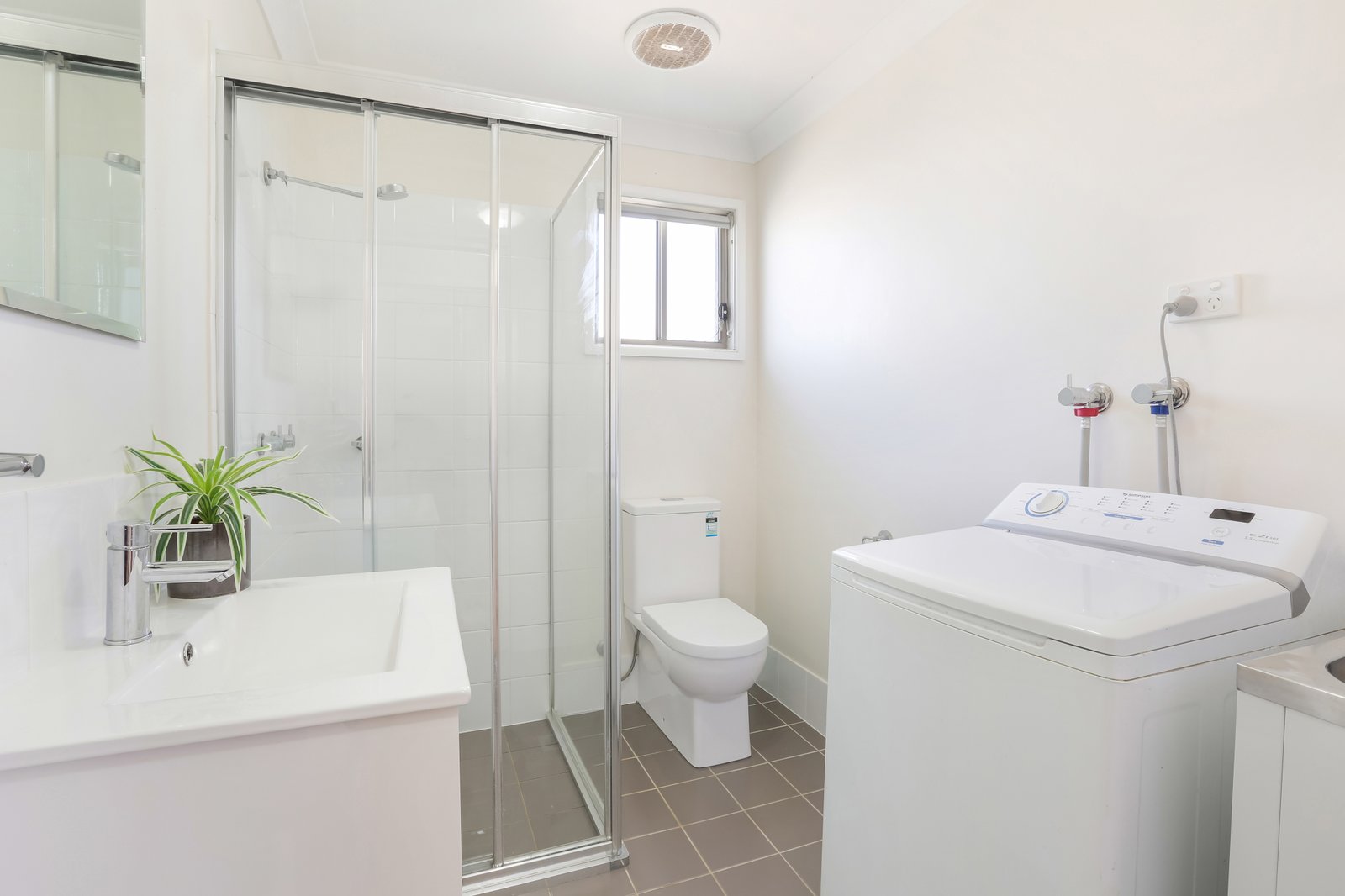 10a Edgeworth Ave  KANAHOOKA 5