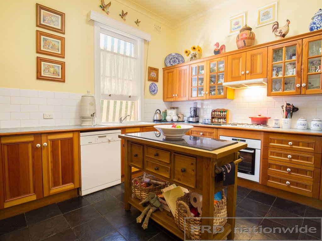 11 Allan Street LORN 2