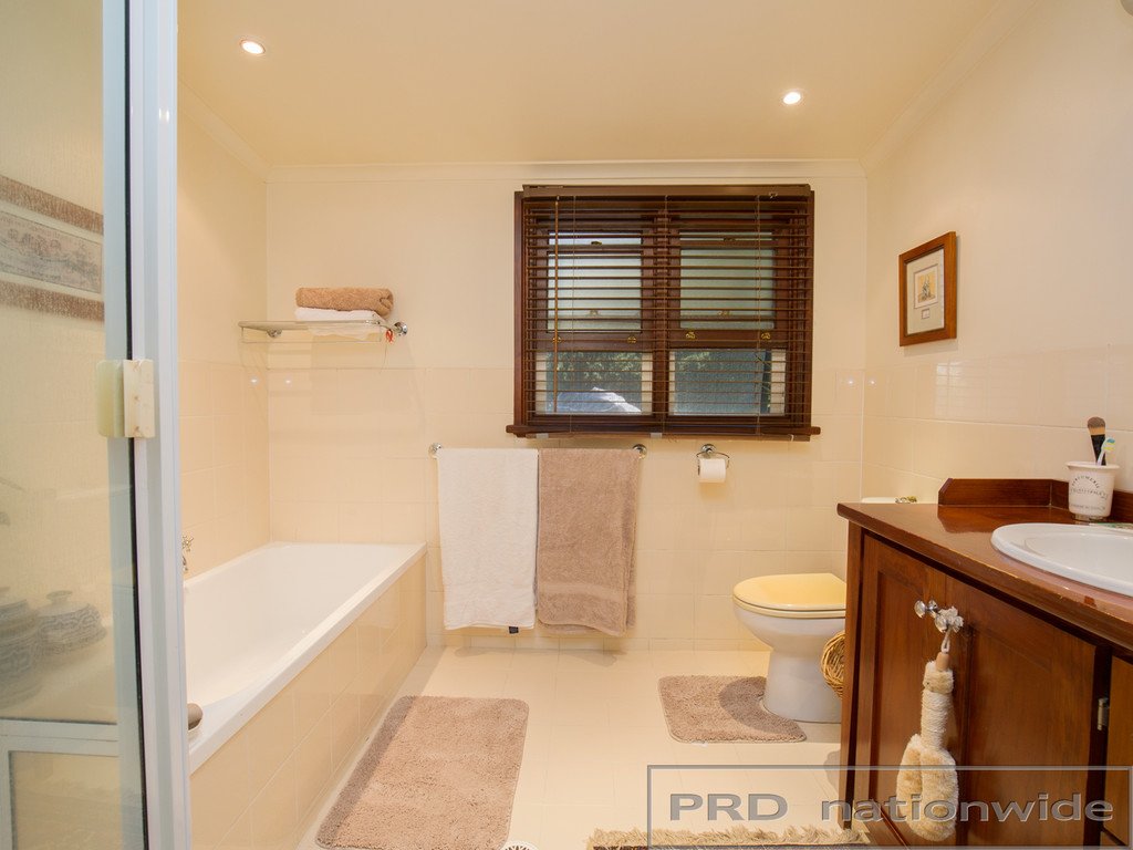 11 Allan Street LORN 8