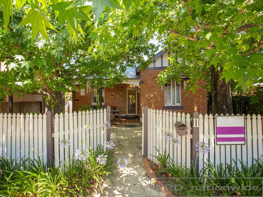 11 Allan Street LORN 16