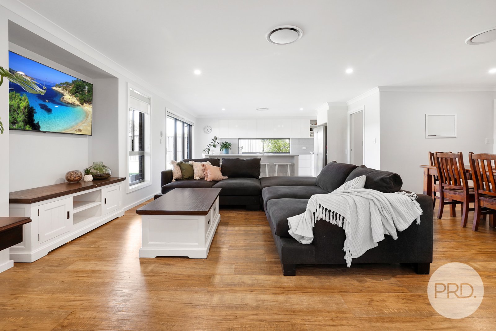 11 Angus Place TAMWORTH 3