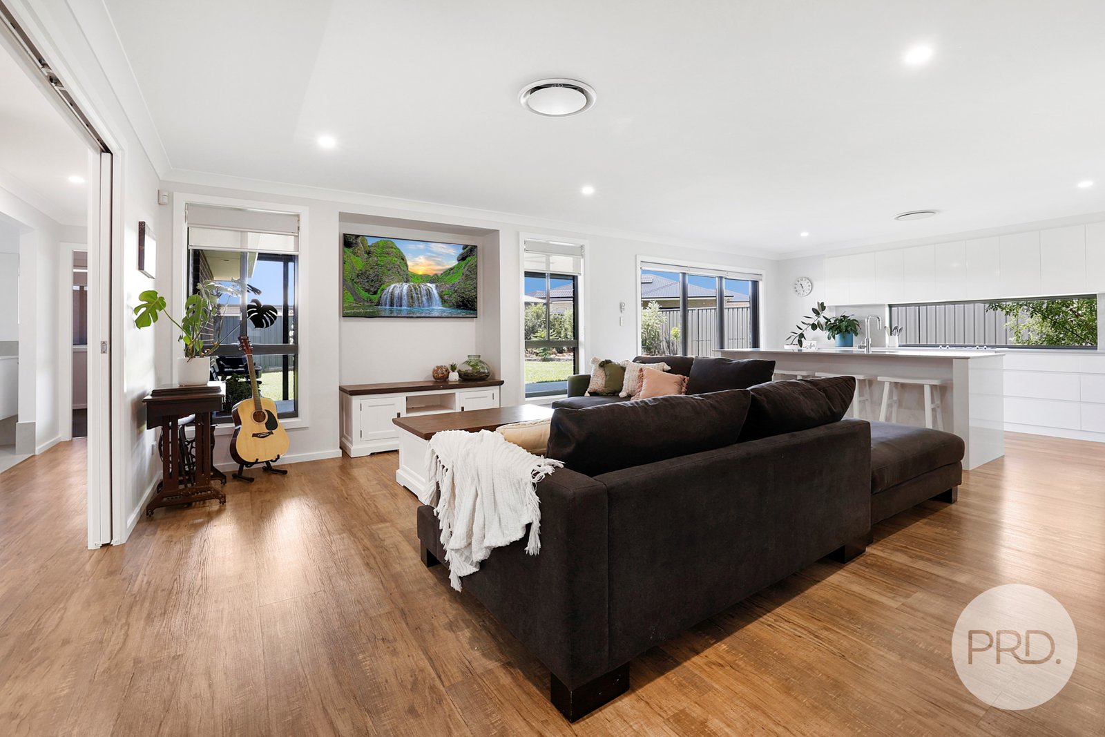 11 Angus Place TAMWORTH 5