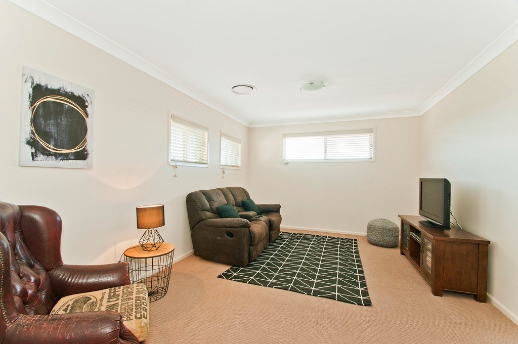 11 Athanlin Avenue HAYWARDS BAY 12