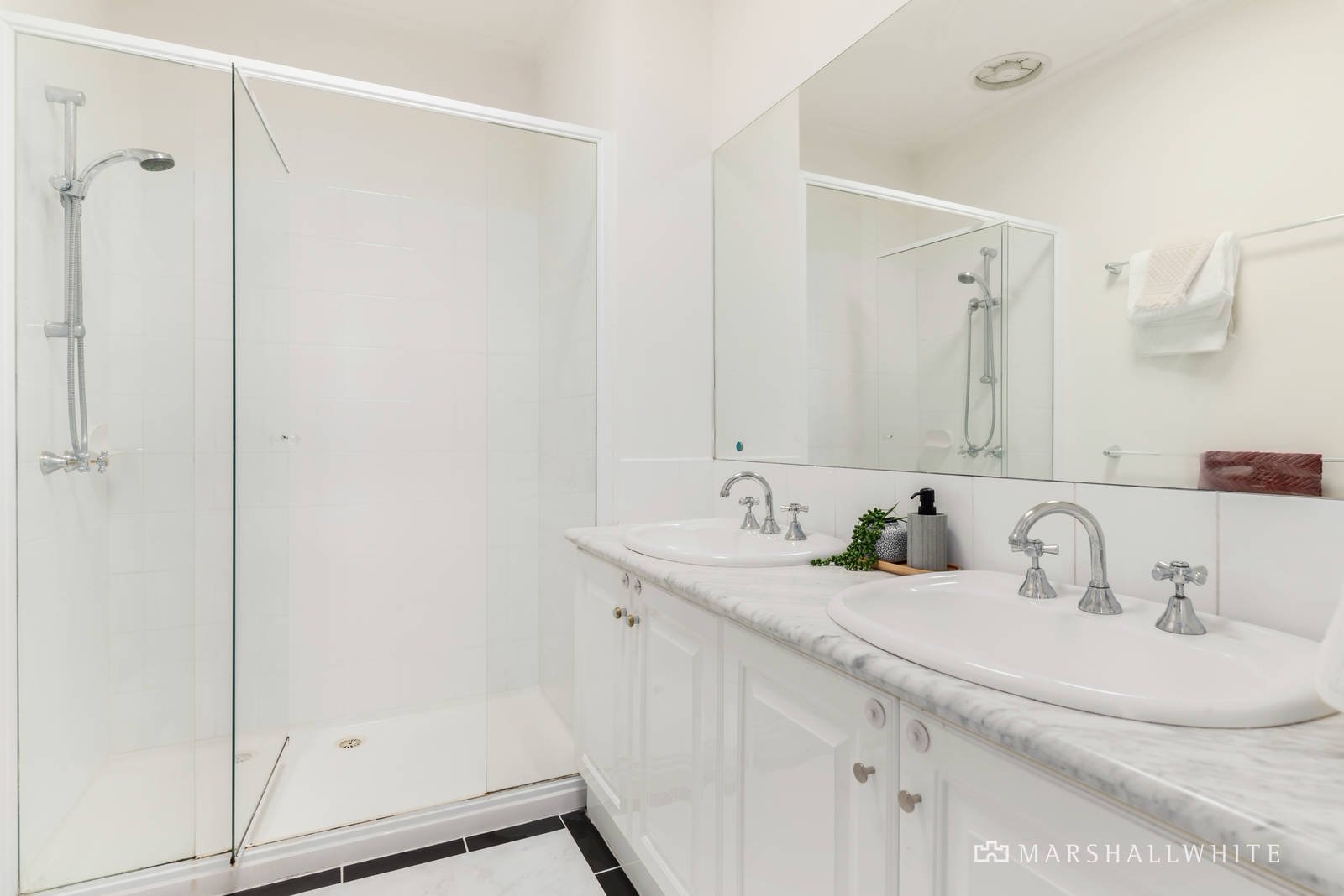 11 Austin Avenue, Elwood, VIC