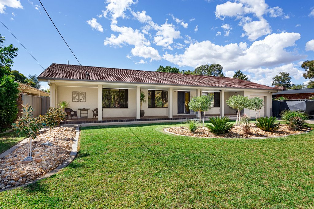 11 Balmoral Crescent LAKE ALBERT 1