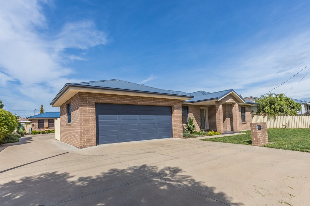 11 Edgeroy Street TAMWORTH 8