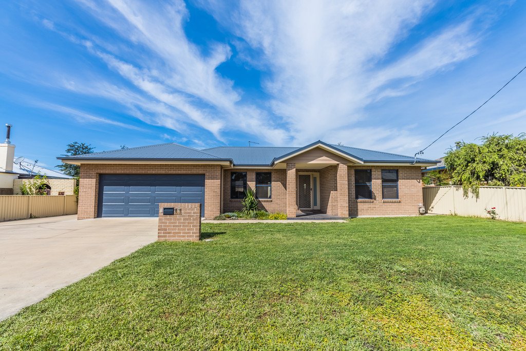 11 Edgeroy Street TAMWORTH 9