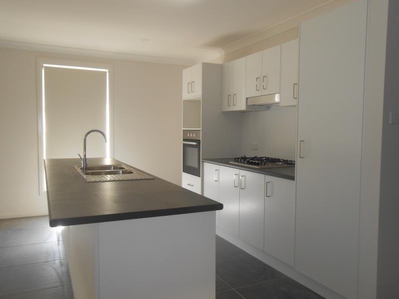 11 Explorers Way TAMWORTH 3