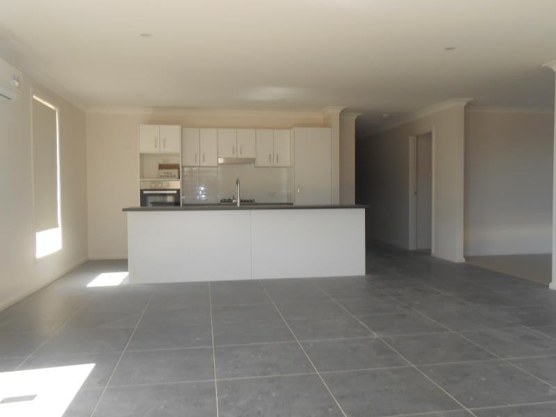 11 Explorers Way TAMWORTH 8