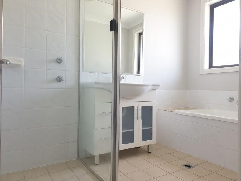 11 Falcon Drive TAMWORTH 3