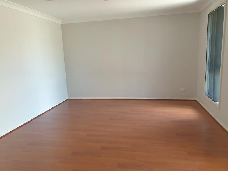 11 Falcon Drive TAMWORTH 4