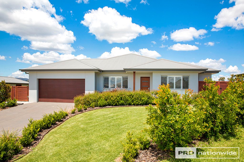 11 Galloway Place TAMWORTH 1