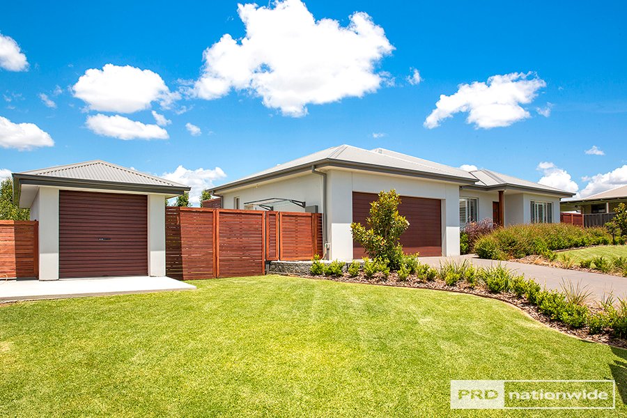 11 Galloway Place TAMWORTH 2