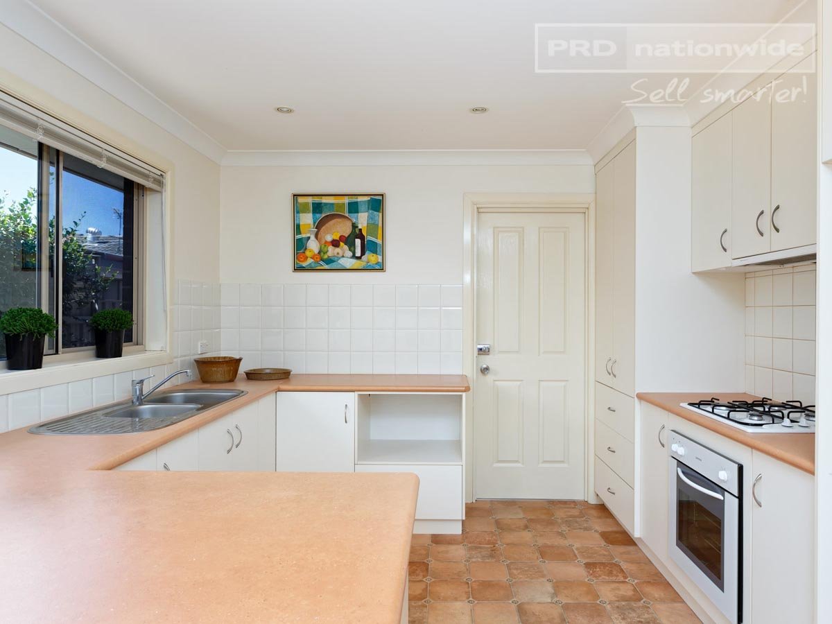 11 Inglis Street LAKE ALBERT 2