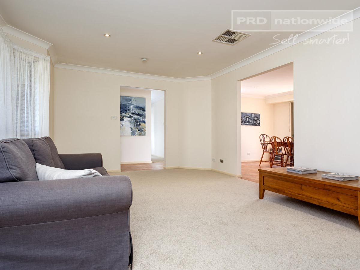 11 Inglis Street LAKE ALBERT 3