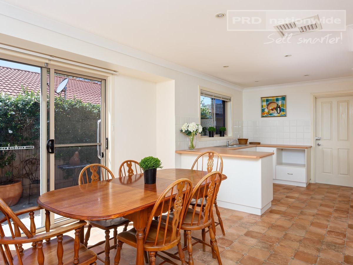11 Inglis Street LAKE ALBERT 4