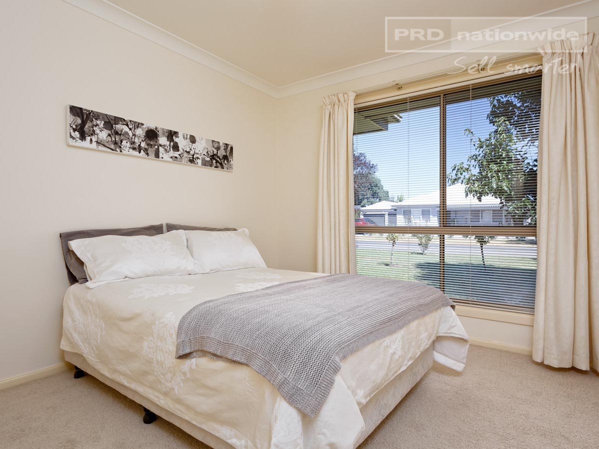 11 Inglis Street LAKE ALBERT 8