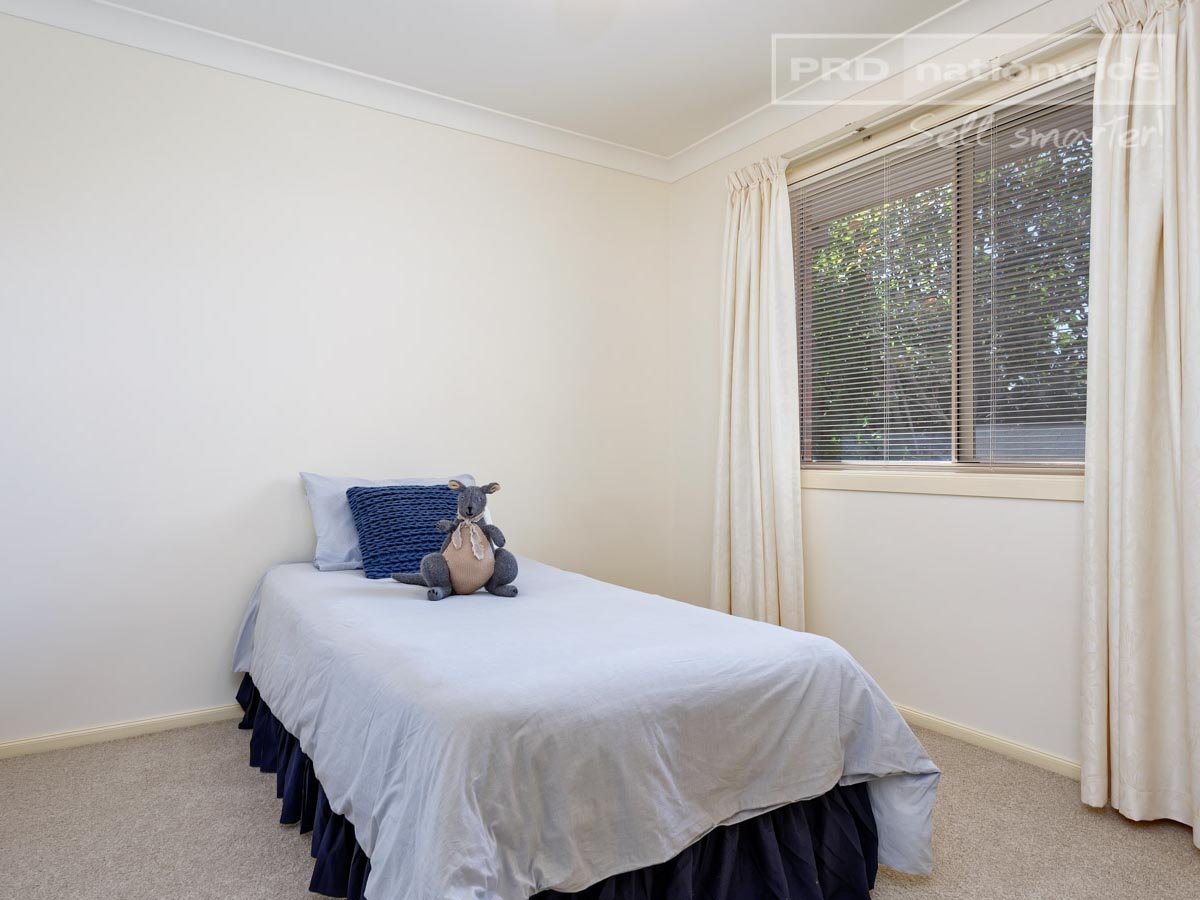 11 Inglis Street LAKE ALBERT 9