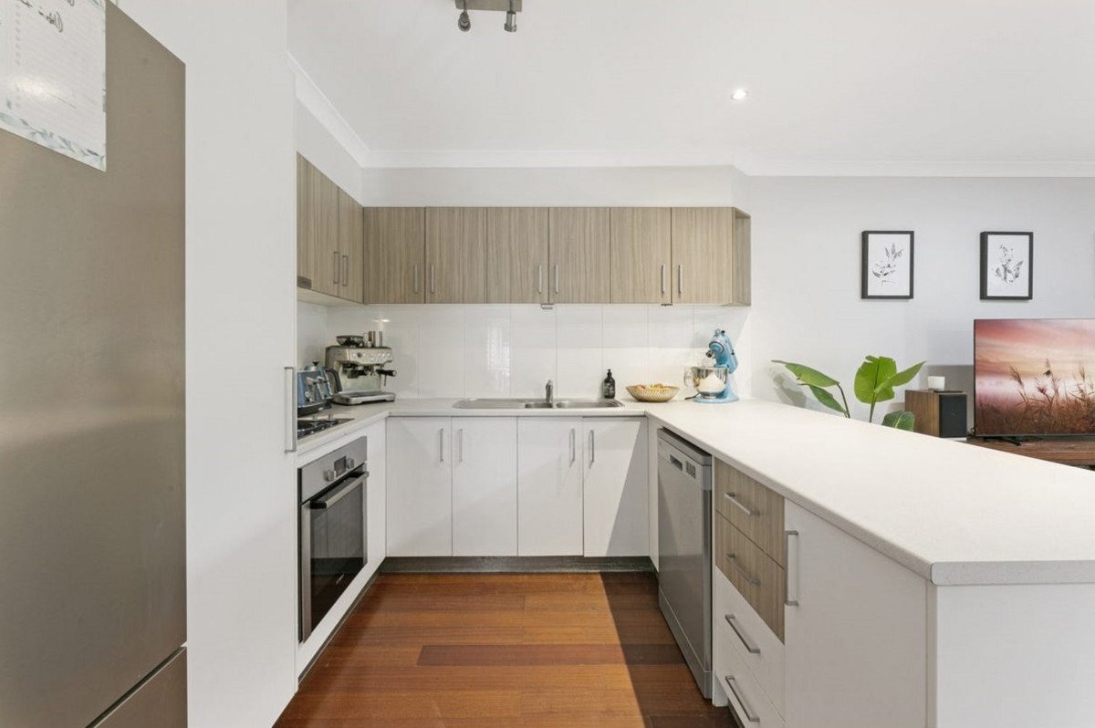 1/1 Kingia Court Burleigh Heads 7