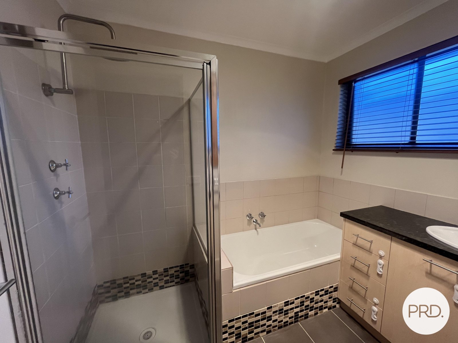 11 Lacebark Court THURGOONA 8
