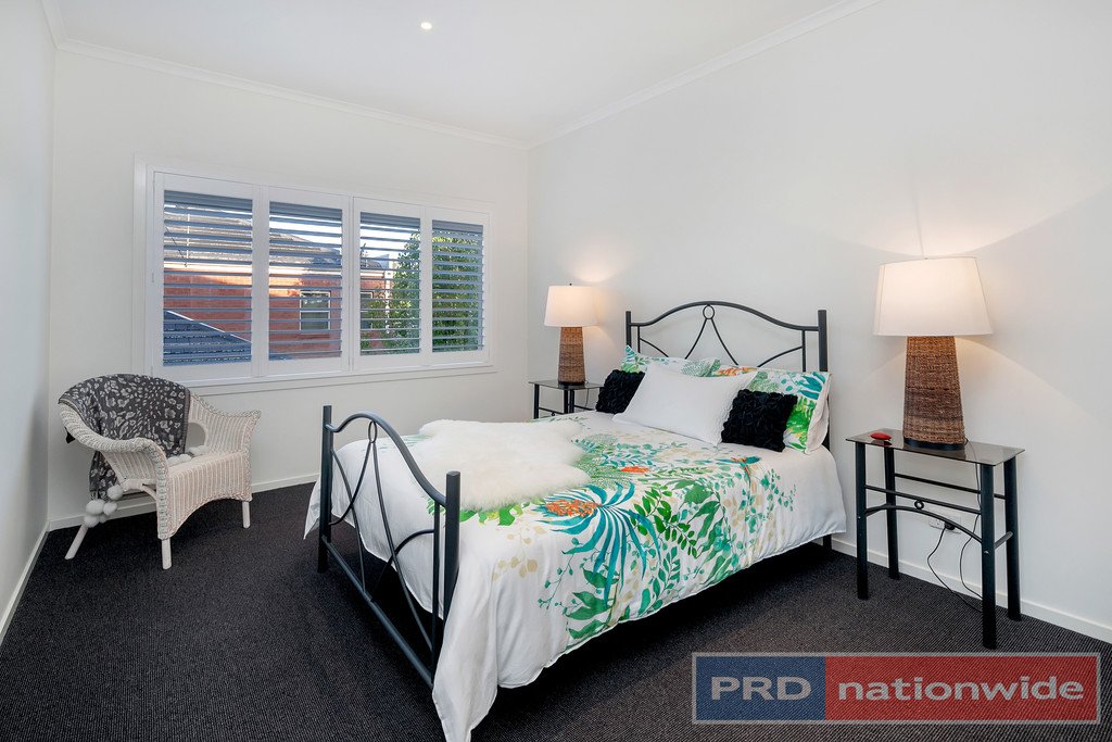 11 Lake Gardens Avenue LAKE GARDENS 12