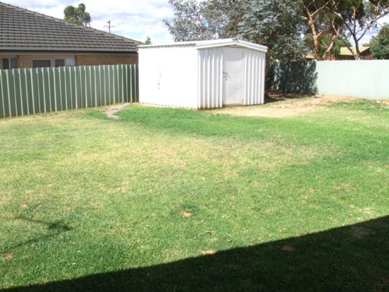 11 Lavender Place LAKE ALBERT 4