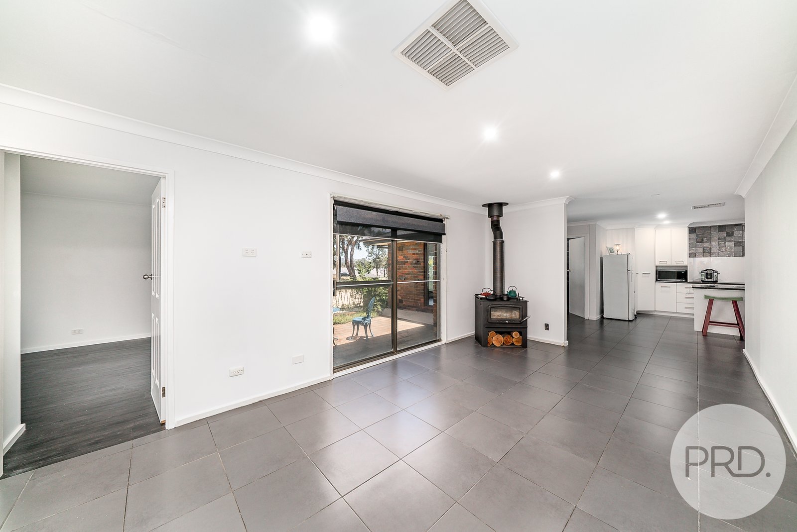 11 Michigan Drive LAKE ALBERT 4