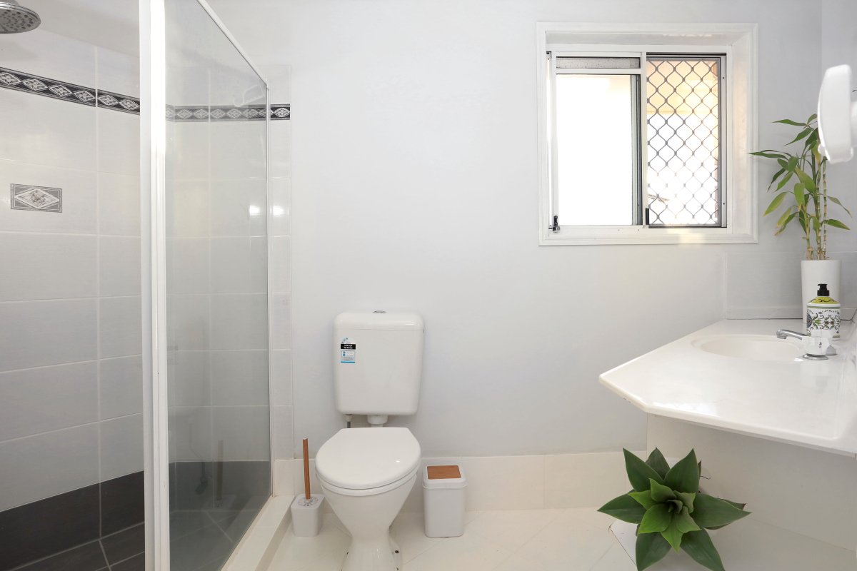 11 Northwestern Court VARSITY LAKES 10