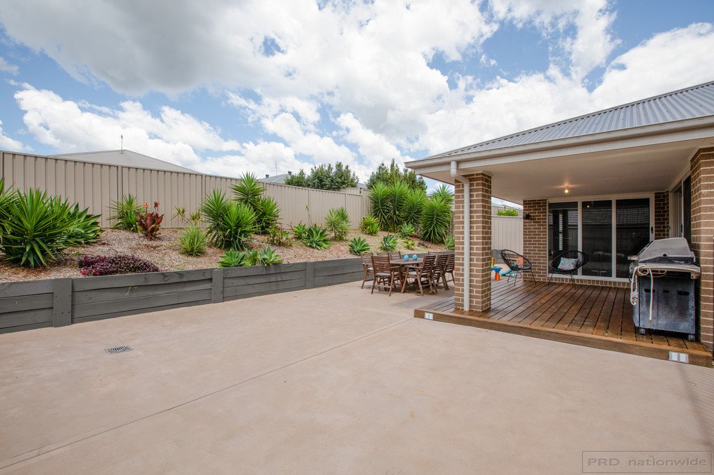 11 Reo Street LARGS 16
