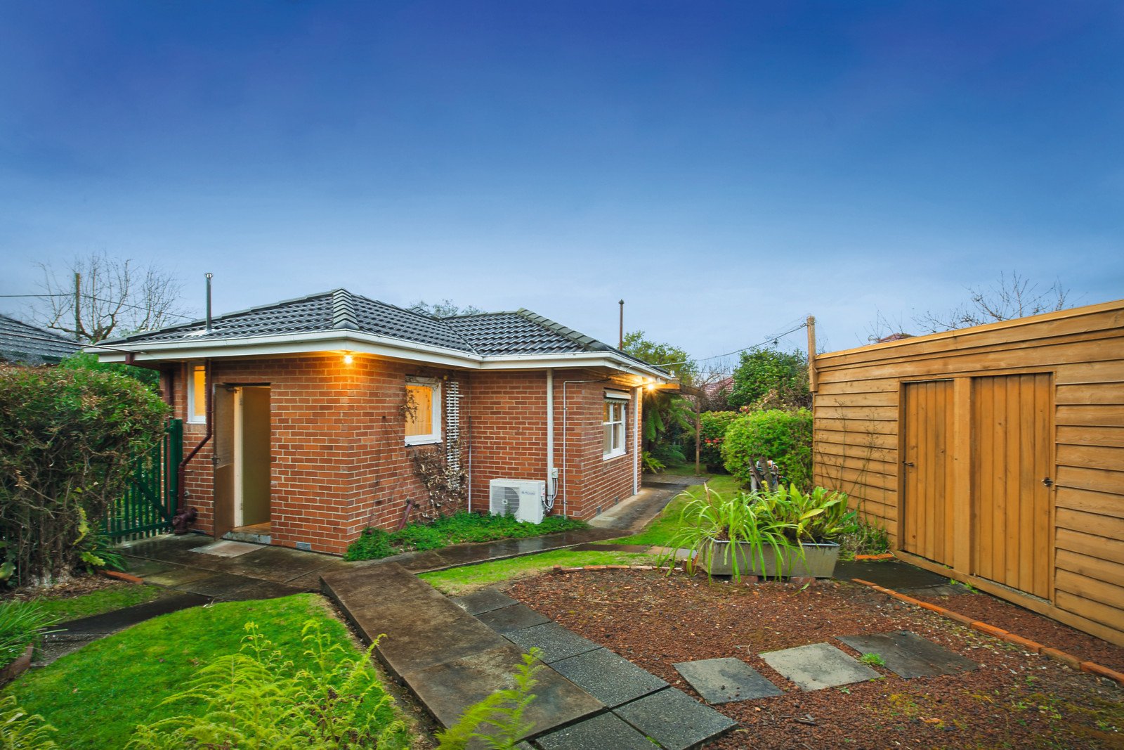 11 Serpentine Street, Mont Albert, VIC