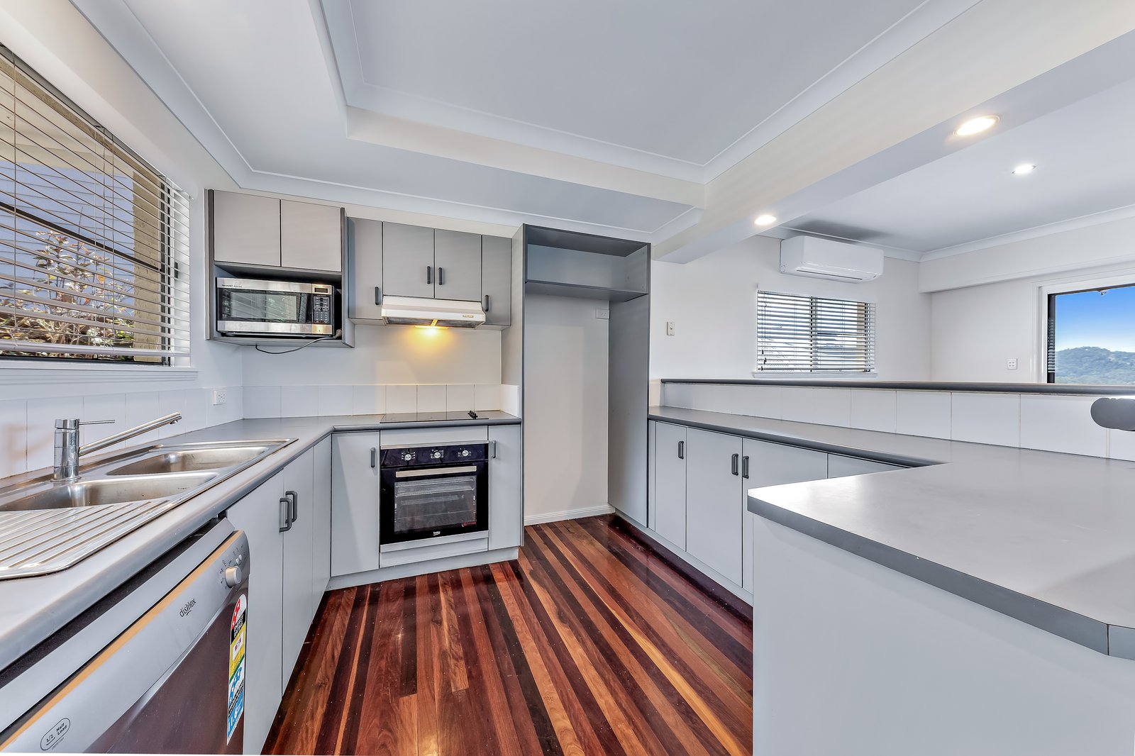 11 South Molle Boulevard CANNONVALE 4