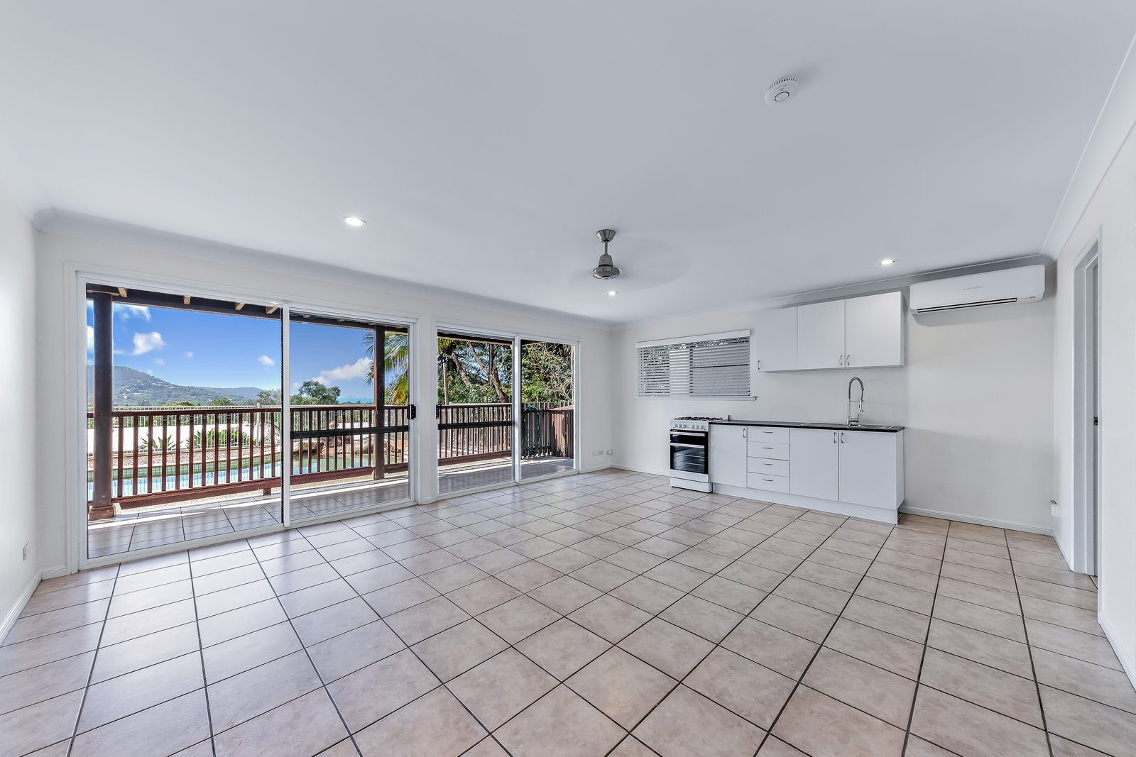 11 South Molle Boulevard CANNONVALE 17