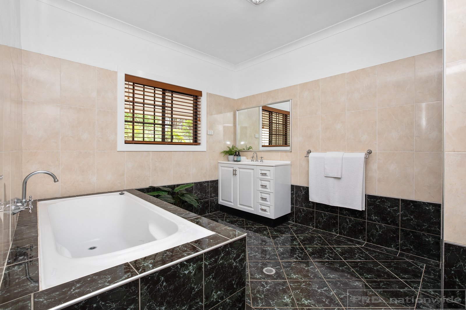 11 Sutton Grove BRANXTON 8