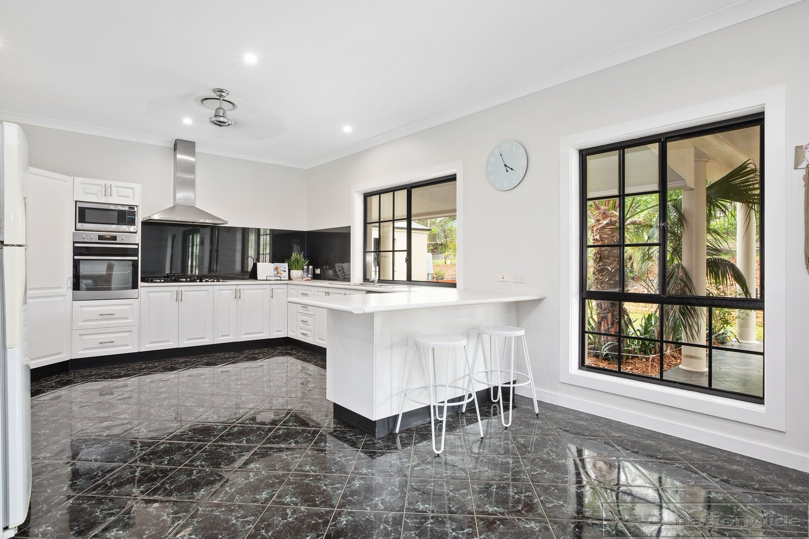 11 Sutton Grove BRANXTON 25
