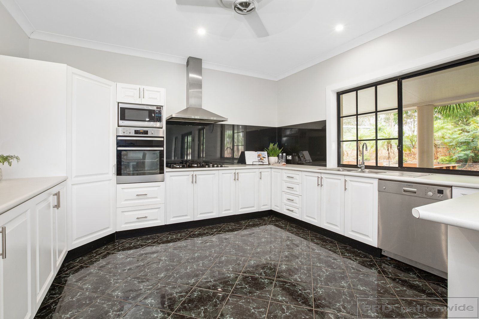11 Sutton Grove BRANXTON 27
