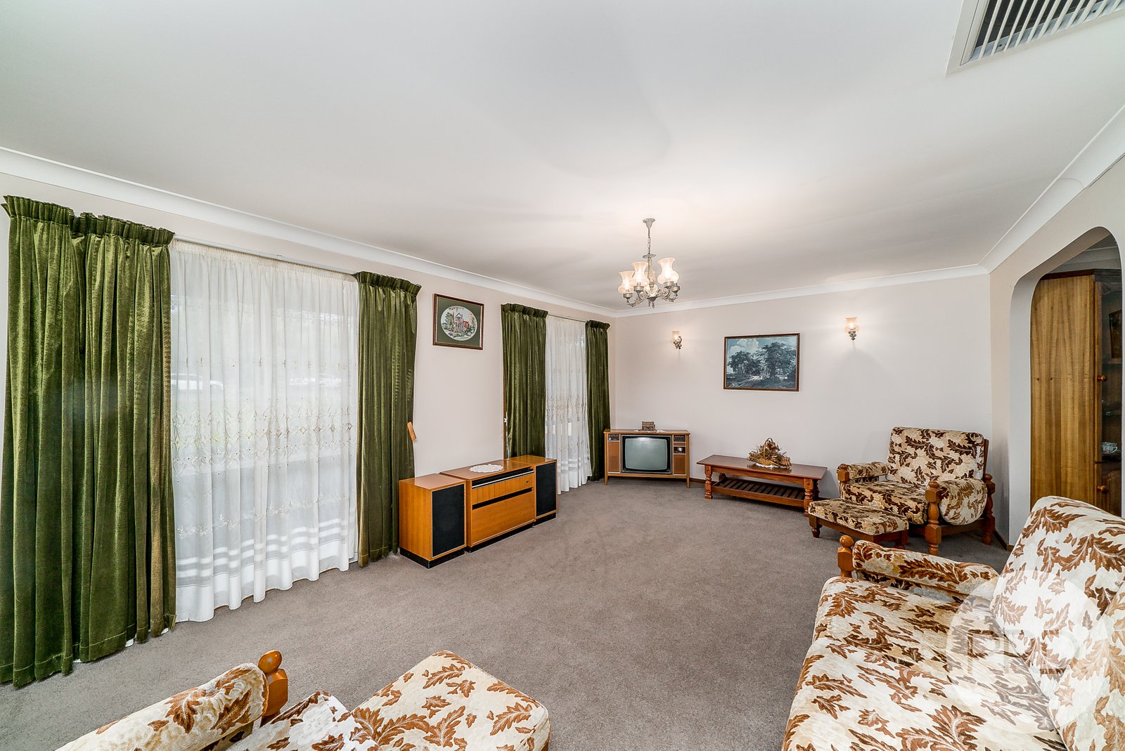 11 Sycamore Road LAKE ALBERT 4