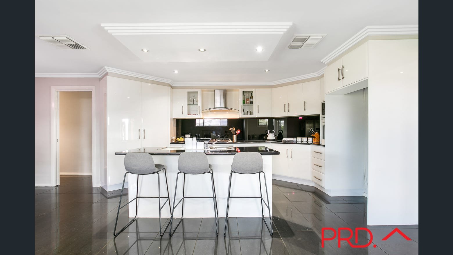 11 Verdelho Drive TAMWORTH 5