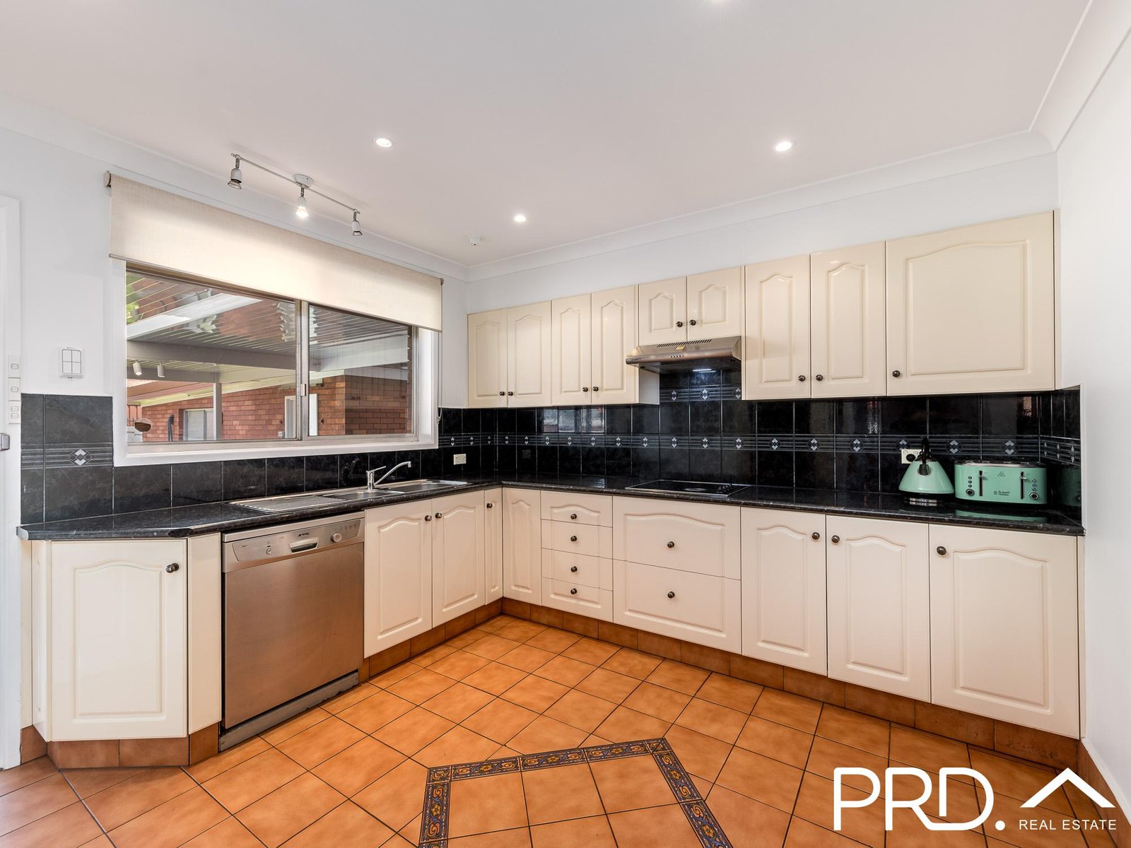 11 Warlencourt Avenue MILPERRA 2