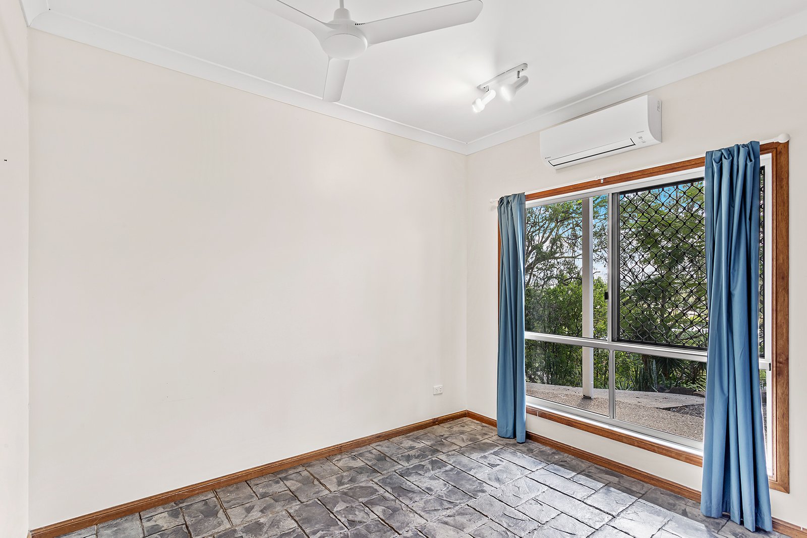 11 Warruga Street CANNONVALE 9