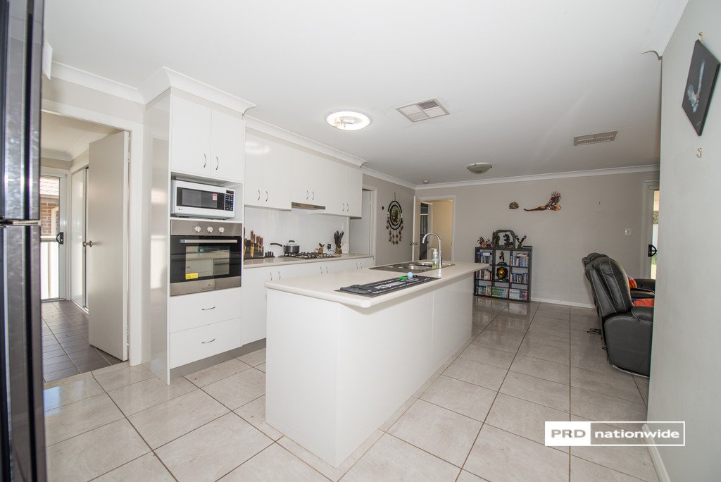 11 Water Gum Close TAMWORTH 2