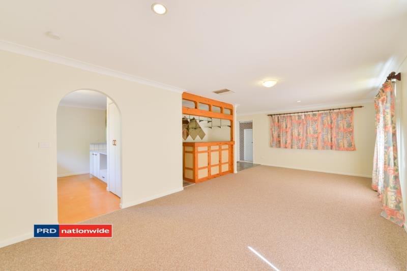 11 Woodbry Crescent TAMWORTH 4
