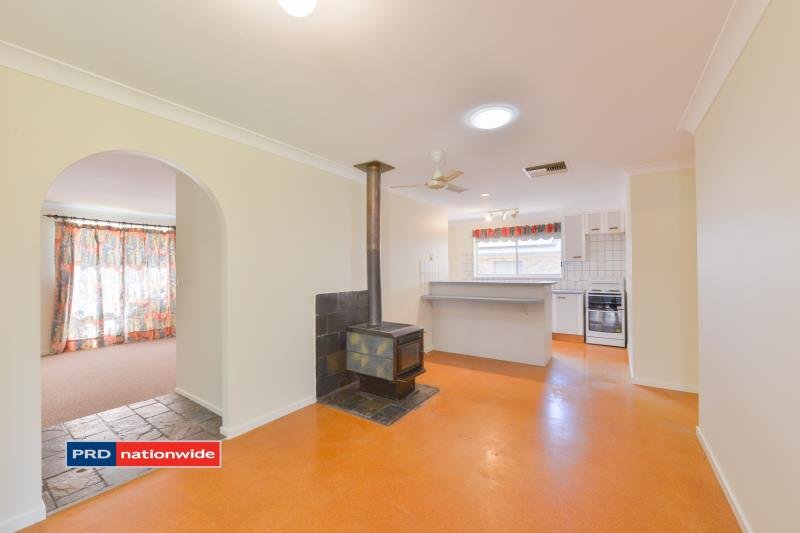 11 Woodbry Crescent TAMWORTH 5