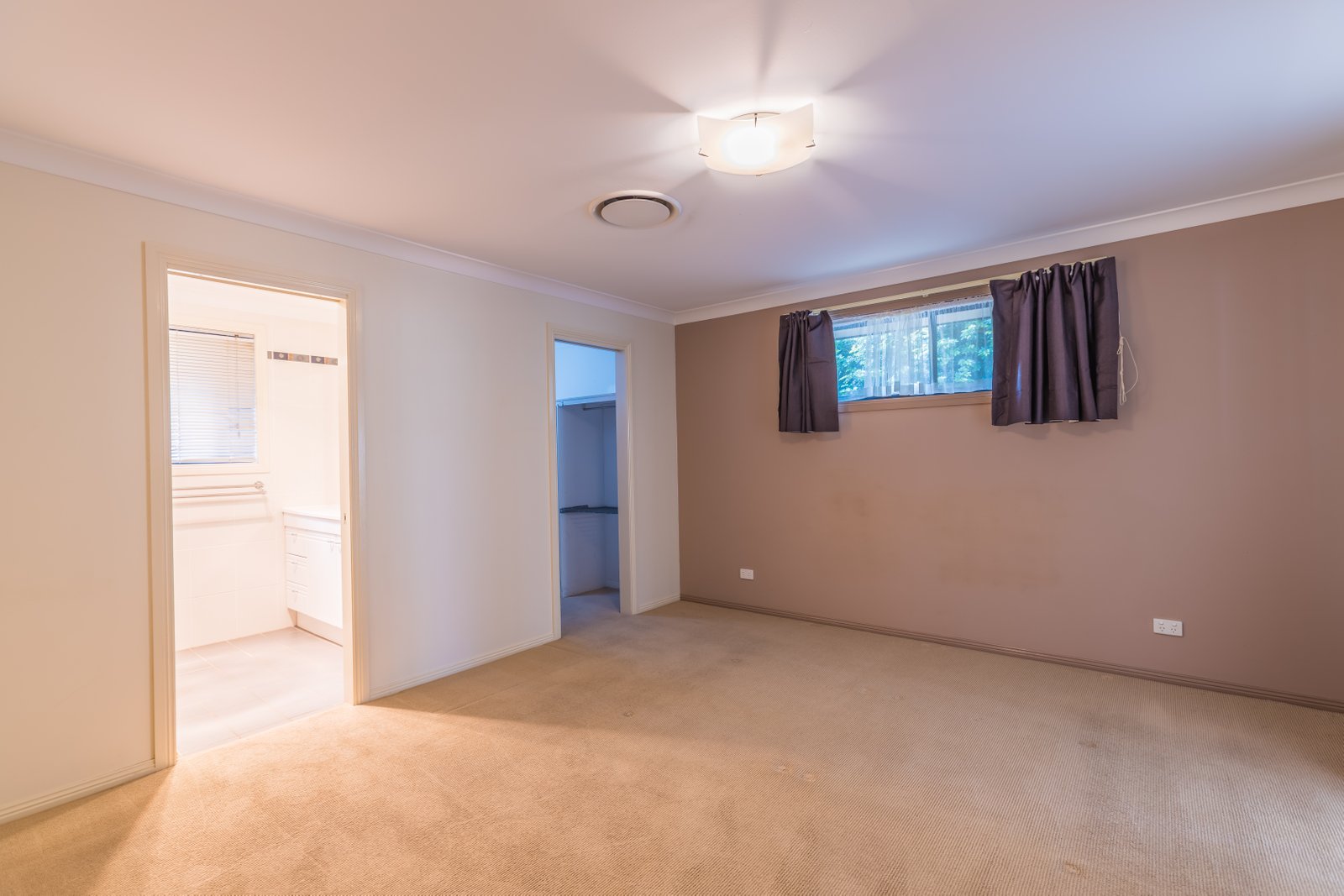 11 Woodside Road TAMWORTH 9