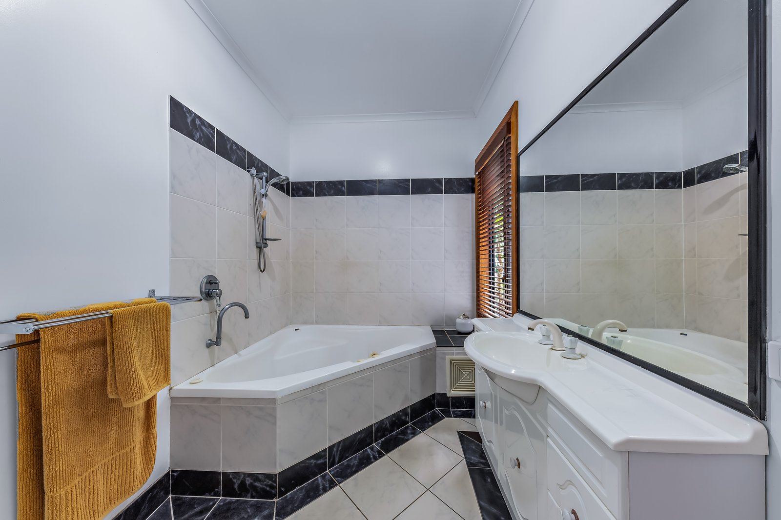 11 Woodwark Crescent CANNONVALE 8