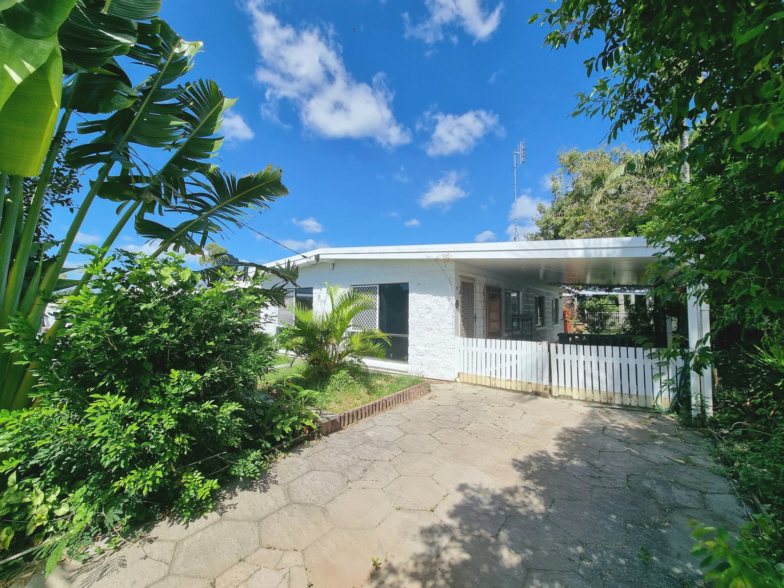 11 YUKANA Street BOYNE ISLAND 1