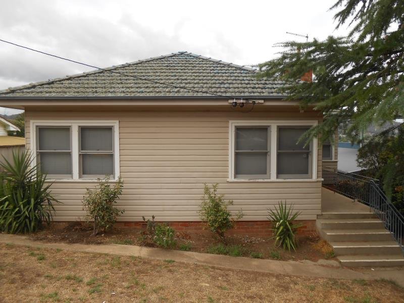 110 Crown Street TAMWORTH 9