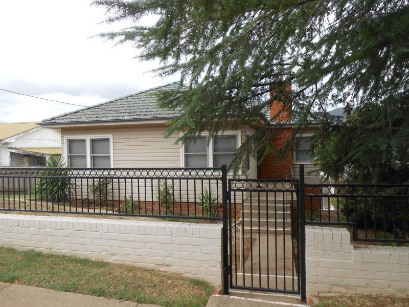 110 Crown Street TAMWORTH 9