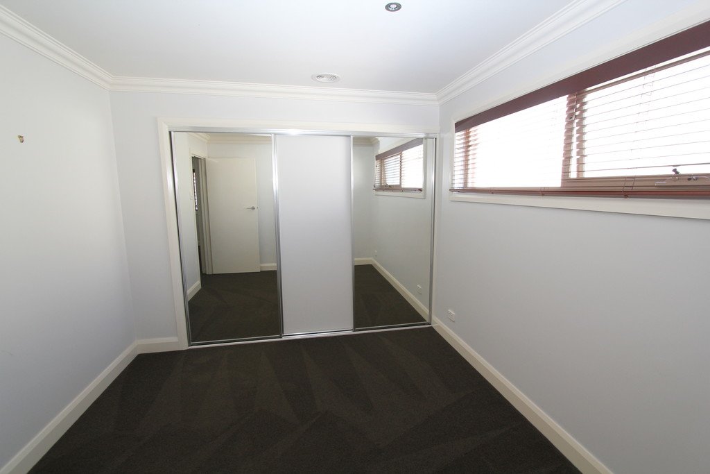 1/10 Devon Street LAKE WENDOUREE 9