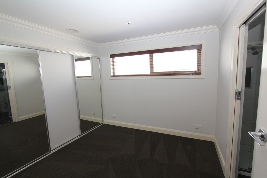 1/10 Devon Street LAKE WENDOUREE 10