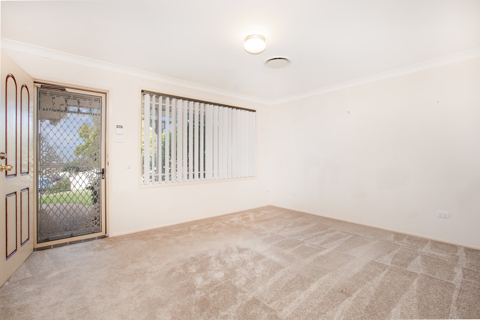 1/10 Quinton Close RUTHERFORD 3
